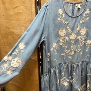 Versona Embroidered Floral Tencel Baby Doll Top, Keyhole closure, SzM, Oversized